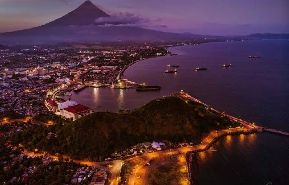 Sleeping Lion / Kapuntukan Hill in Legazpi Pictures