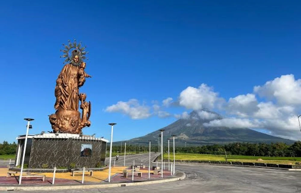 Giant Statue of Nuestra Señora de Salvación in Legazpi Pictures